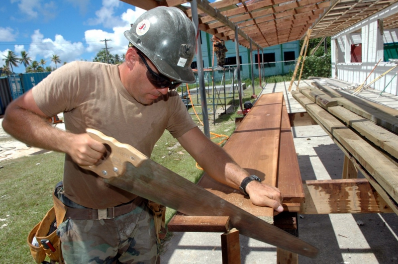 charpentier-TARADEAU-min_worker_construction_building_carpenter_male_job_build_helmet-893290